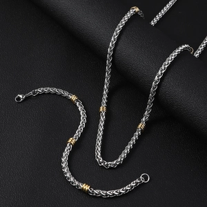 Collier en acier inoxydable de 5mm avec perles dorées sur fond de cuir noir