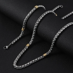 Collier maille épi 5mm en acier inoxydable avec détails dorés et fermoir mousqueton