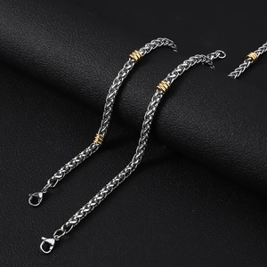 Détail du bracelet chaîne de blé 5mm en acier inoxydable avec perles d'or et fermoir
