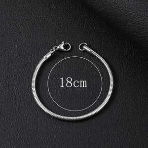 Minimalistisches Schlangenarmband aus Edelstahl in Silber mit Karabinerverschluss 18cm