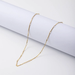 Détail de la chaîne en bambou en acier inoxydable plaqué or 18 carats sur un support