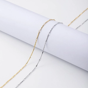 Colliers minimalistes en acier inoxydable doré et argenté sur support blanc
