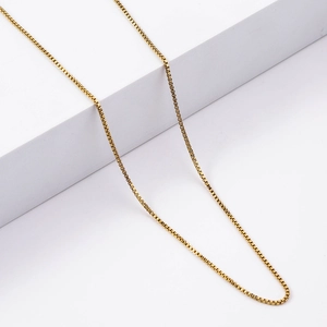Collier chaîne vénitienne dorée en acier inoxydable suspendu sur support minimaliste