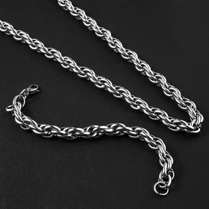 Nahaufnahme der Edelstahl-Weizenkette und Karabinerverschluss auf schwarzem Leder