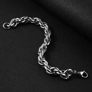 Detailansicht eines silbernen Edelstahl-Gliederkettenarmbands mit geflochtenem Design