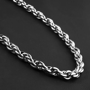 Makroaufnahme einer silbernen Edelstahl-Gliederkette mit polierter metallischer Oberfläche