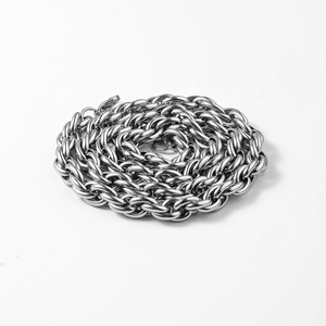 Nahaufnahme der silbernen Gliederkette aus Edelstahl mit starkem metallischem Glanz