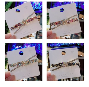 Dettaglio di fermagli per capelli a croce con strass colorati e cristalli luccicanti