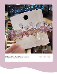 Dettaglio della molletta per capelli con fiori in cristallo K9 rosa e viola e metallo