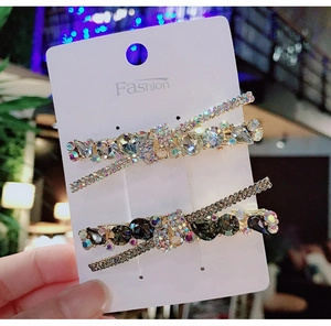 Vista macro dettagliata di fermagli per capelli in strass a forma di X su scheda Fashion