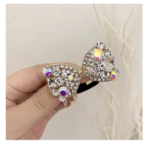 Détail de l'élastique à cheveux nœud orné de cristaux brillants et de strass étincelants