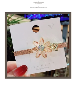 Détails de la barrette à cheveux fleur en cristal avec strass et papillon doré
