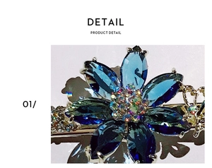 Détails des pétales de fleurs en cristal bleu et du centre scintillant en strass