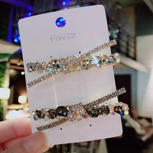 Set di fermagli per capelli a forma di X con strass scintillanti su cartoncino