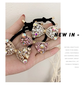 Gros plan sur des chouchous nœuds avec strass étincelants en champagne, rose et multicolore