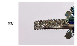 Détail de la pince à cheveux fleur avec cristaux scintillants et strass bleus marquise