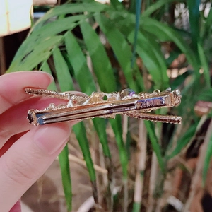 Fermaglio dorato con tralci floreali, perline colorate e dettaglio inciso KOREA