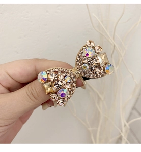 Gros plan d'un accessoire à cheveux en forme de nœud avec strass champagne étincelants