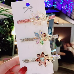 Ensemble de trois barrettes à cheveux fleurs en cristal élégant avec décor en strass
