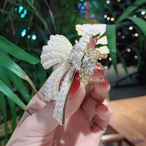 Elegante molletta per capelli a fiocco in metallo dorato con perle bianche e strass