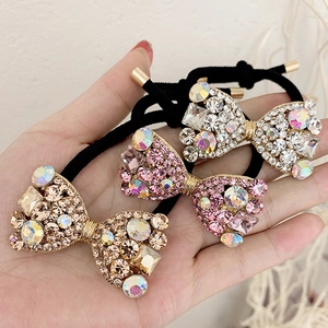 Lot de trois chouchous nœuds élégants avec strass brillants et détails en métal doré