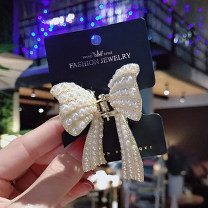 Elegante molletta per capelli a farfalla dorata con perle bianche per acconciature