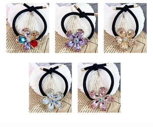 Dettaglio del set di elastici per capelli con fiori di cristallo in vari colori