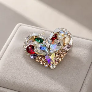 Detailansicht Haarschmuck Herzform mit bunten Kristallen und Perlenverzierung