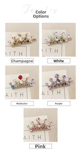 Dettaglio di cinque fermagli a corona con strass e incisione 'MADE WITH LOVE'