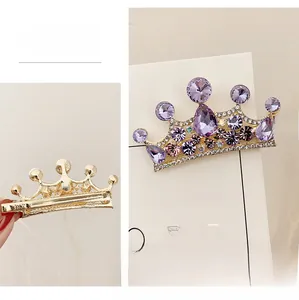 Dettaglio fermaglio a corona con strass viola e medaglietta incisa Made with Love