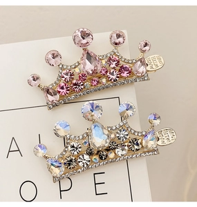 Dettaglio del fermaglio a corona con strass e incisione Made With Love sul retro