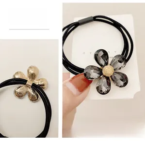 Dettaglio elastico per capelli con fiore di cristallo grigio e nastri elastici