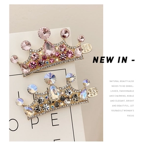 Dettaglio di fermagli a corona con strass, incisione Made with Love e cristalli colorati