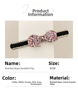 Vue détaillée d'une pince à cheveux tissée de 8 cm avec un nœud en strass rose brillant