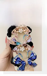 Dettaglio di elastici in velluto con nodi a farfalla in lega e strass colorati brillanti