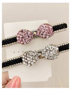 Détail macro de barrettes à cheveux avec nœuds en strass de cristal rose et clair