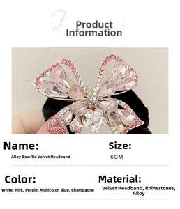 Dettaglio macro di un fiocco di strass rosa su un elastico di lusso in velluto nero