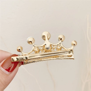 Fermaglio per capelli a corona di strass con finitura dorata e perle da donna