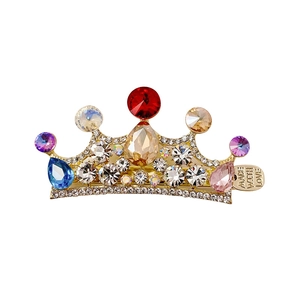 Fermaglio per capelli a corona con strass e ciondolo dorato inciso con amore