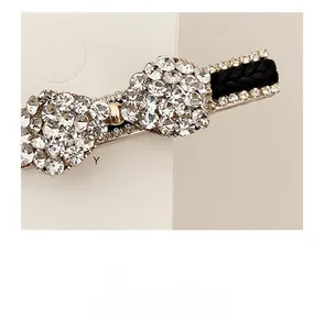 Gros plan d'une barrette à cheveux coréenne avec nœud en strass et tissu noir tissé