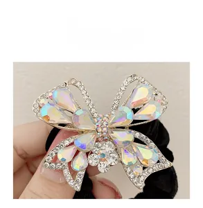 Dettaglio della farfalla con strass scintillanti su un elastico per capelli in velluto nero