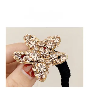 Détail d'élastique étoile avec strass champagne et bande noire élastique robuste