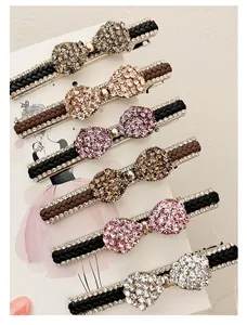 Lot de six barrettes à cheveux avec nœuds en strass sur une carte de présentation de style