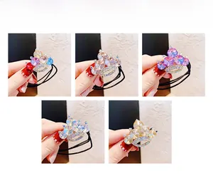 Dettaglio dell'elastico per capelli a corona con strass scintillanti in cinque colori
