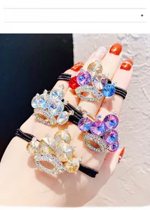 Dettaglio di elastici per capelli con strass in cristallo color champagne, viola e argento