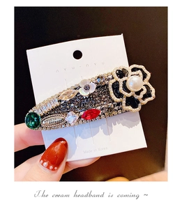 Détail de la pince à cheveux camélia baroque avec strass en cristal et perles