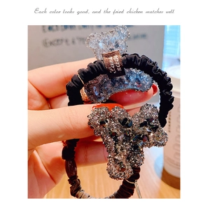 Dettaglio degli elastici per capelli neri con ciondoli a forma di orso con strass