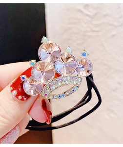 Dettaglio elastico per capelli a corona con cristalli rosa e strass ad alta elasticità