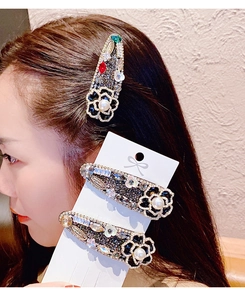 Détails des barrettes camélia baroques avec cristaux, perles et pierres précieuses colorées