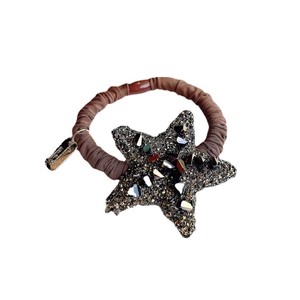 Elastico per capelli marrone con ciondolo a stella scintillante in strass neri lucidi